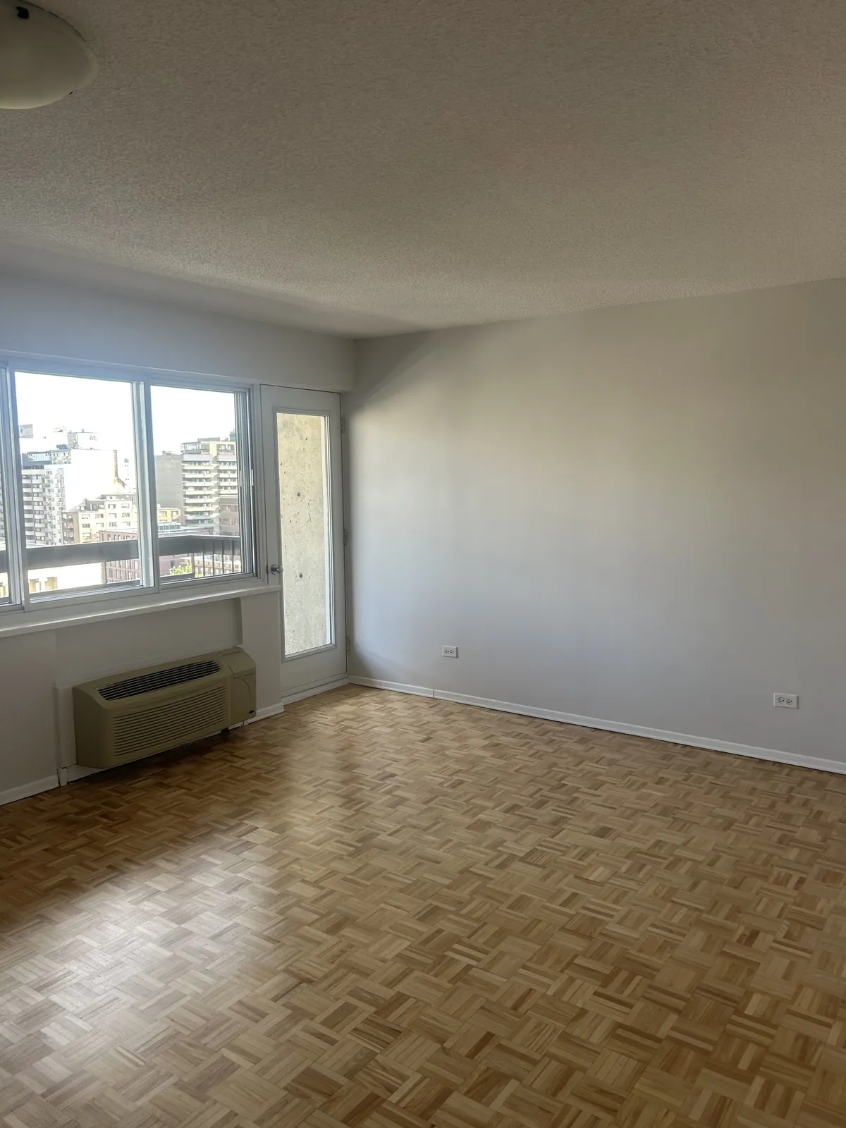 Côte-des-Neiges, unit 1012 — Photo 1 of 9